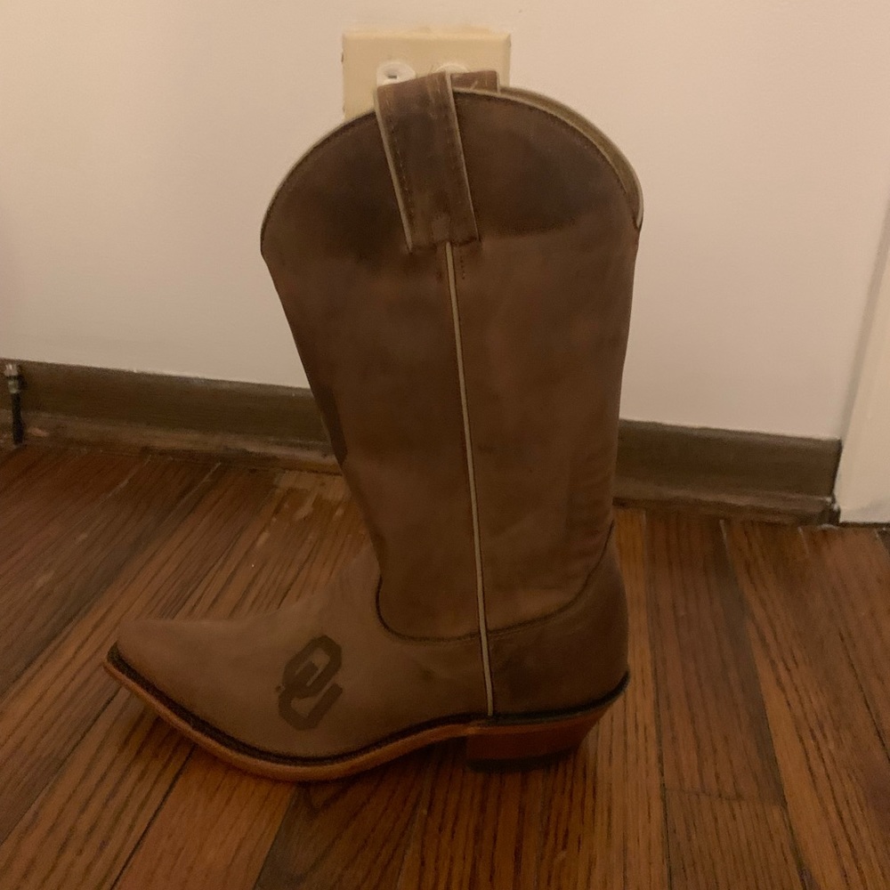 Woman size 6, cowboy boots, 100% leather good condition brand new